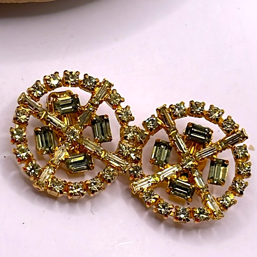 Vintage rare Gold tone peridot color emerald cut Crystal rhinestone Earrings